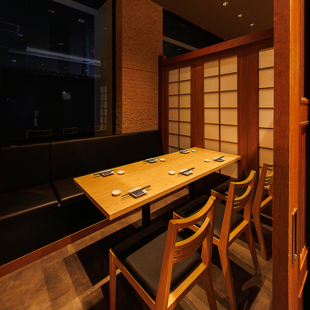 完全個室・半個室を完備。接待や会食、デートなど様々なシーンでゆったりお過ごしいただけます。