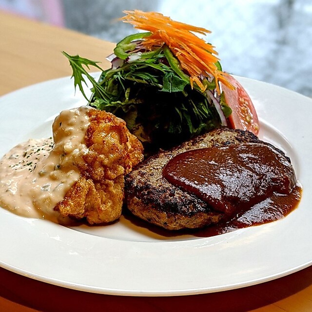 デミグラスソースがかかったハンバーグと、人気のチキン南蛮の組み合わせは絶妙です◎ 