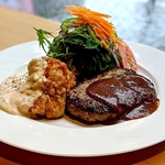デミグラスソースがかかったハンバーグと、人気のチキン南蛮の組み合わせは絶妙です◎ 