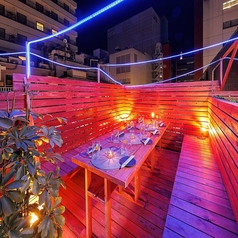 扉付きの完全プライベートを確保した個室席でゆっくりとお過ごしいただけます。新橋　での接待、女子会、合コン、誕生日、記念日、歓送迎会など、各種宴会や飲み会におすすめです。【新橋　テラス席　個室 居酒屋 ランチ 誕生日 記念日 食べ放題 飲み放題】