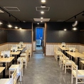 20名様から28名様での店舗貸切に対応しております。木目調の温かみ溢れる広々とした店内を独占して、周囲を気にせず賑やかな時間をお過ごしいただけます。会社打ち上げや懇親会、ご親族でのお集まりなど大人数での特別な行事に最適です。詳細なレイアウトやご要望については、どうぞお気軽にお店へお問い合わせください。