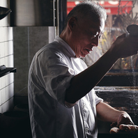 おもてなしの心でお迎え！臨場感ある席で至福の時間を。