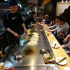 ド迫力！特大の一枚鉄板で焼き上げます