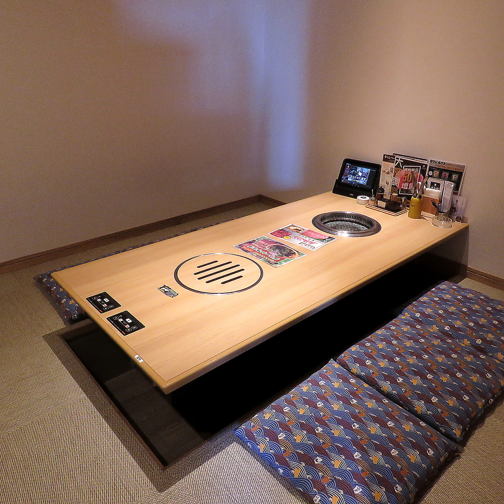 くつろげる掘り炬燵の個室も完備。通常は6名様席ですが間仕切りを外し大人数での宴会利用もOKです♪