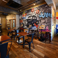 【2～4名様用テーブル席】このテーブル席は、グループでの利用にピッタリです。隠れ家的な雰囲気の中、友人や家族と共に和やかな時間を過ごし、美味しい料理を囲んで素敵な思い出を作りましょう。