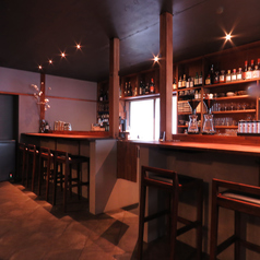 1～4名のカウンター席になります。カップルでお話するのもよし、ご友人とお話するのもよし、もちろんお一人で来店されましたらお話上手なバーテンダーとの会話も楽しめます。初めてのバーにも、カフェ利用でもお気軽にご来店ください。