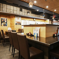 卓上コンロを囲むテーブル席と臨場感あるカウンター席