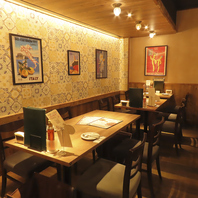 木のぬくもり感じる温かな内装に心安らぐひとときを