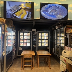 店内は自販機に囲まれたアットホームな雰囲気となっています♪