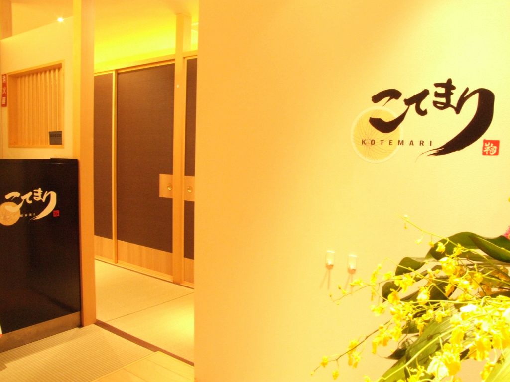 畳の敷かれた落ち着いた旅館のようなエントランスに期待は高まる・・・