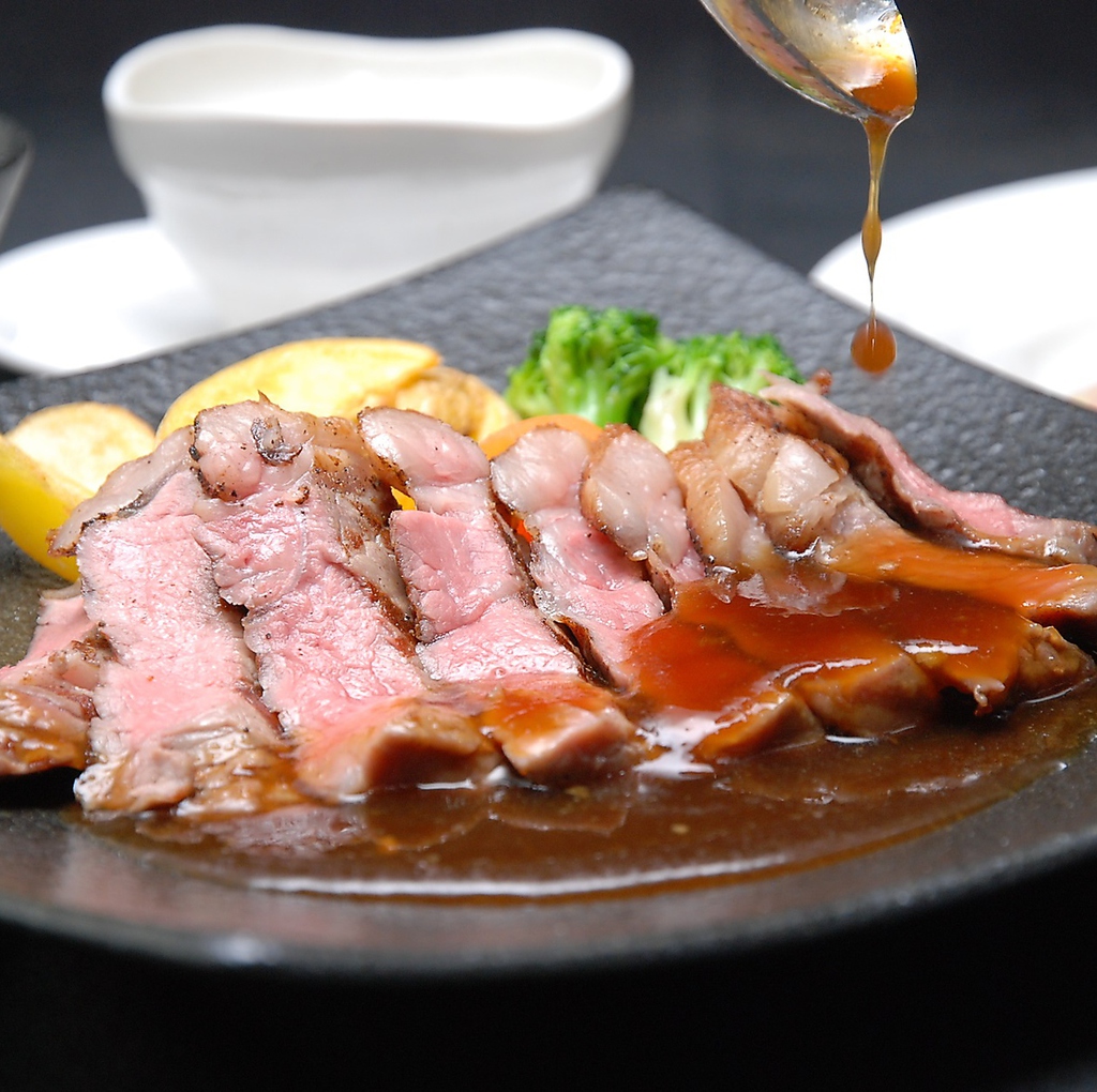 低温熟成させた厳選国産牛のステーキ