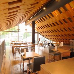 オシャレで落ち着いた雰囲気の店内には、テーブル席を2名様用×1席，4名様用×5席，6名様用×2席をご用意。