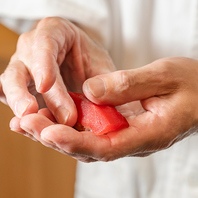 毎日5種類以上の厳選されたネタをシェフが目の前で