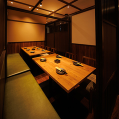 ［8～10名様］落ち着きと開放感を兼ね備えた扉付き個室。仲間との食事や女子会、会社帰りの集まりにも最適で、周囲を気にせずプライベートな時間を愉しめます。ゆったり寛げて、心地良さも抜群です。