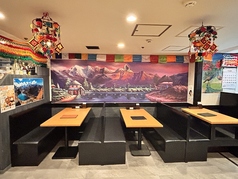 ご家族やお友達とのお食事に使いやすいテーブル席をご用意。少人数でのお食事はもちろん、テーブルを合わせてグループでの宴会やパーティーにも対応できます。
