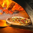 本場ナポリの石窯でピッツァを焼き上げます！高温で一気に焼き上げるため、生地のカリカリ食感と具材のジューシーさを存分にご堪能いただけます！