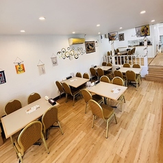 明るく開放感あふれる1階には、ご家族でのお食事や親しいご友人との集まりなど様々なシーンでご利用いただけるテーブル席をご用意しております♪