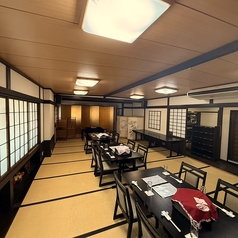 3階の大宴会場は60名様まで可能です。広々とした会場は、宴会、誕生日パーティー、ビジネスミーティングなど、さまざまなイベントに最適です!綺麗な内装と快適な設備で、忘れられないイベントを演出いたします♪ご宴会は季節に会わせた素材をご予算に合わせて調整可能です。お気軽にご相談くださいませ。