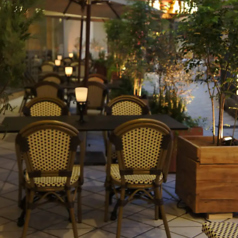 海の風を感じられる開放感のあるテラス席をご用意しております。26席ございます。テラス席ではペットの同伴も可能となっていますので、愛犬と一緒にイタリアンをお楽しみください。