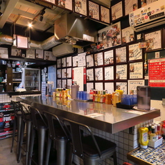 【気軽に楽しみたい方に】カウンター席は、一人でサクッと食事を楽しみたい方や、空いた時間を有効に使いたい方におすすめです。少人数でのランチや仕事の合間の食事にもぴったり。周囲を気にせずリラックスでき、店内に並ぶサインを眺めながらお料理をお待ちいただけます。