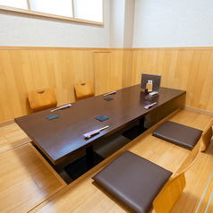 ゆったりと腰を落ち着けられる掘りごたつの個室空間をご用意しております。周囲を気にせず過ごせるため、会社での宴会やご家族のお祝い、大切な接待や会食にもぴったりです。和の風情を感じる静かな室内で、自慢の寿司や天ぷら、厳選した銘酒を心ゆくまで味わう特別なひとときをお愉しみいただけます。