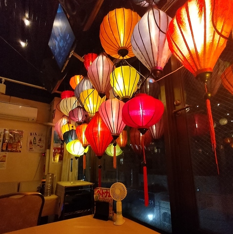 ベトナム提灯の灯かりのもと、本格ベトナム料理とベトナムのお酒が楽しめるお店！