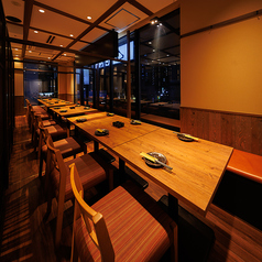 ［15～20名様］ゆったりとした空間で愉しむ扉付き個室。大きな窓から広がる外の景色を望みながらお寛ぎいただけます。会社の宴会や友人との集まり、歓送迎会など特別なひとときを過ごすのに最適です。