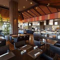 隣を気にせずゆったりとお寛ぎいただける、広々としたテーブル席をご用意。落ち着いた照明とモダンなインテリアが、リゾートの夜を優雅に演出します。お一人様からグループでのご利用まで、人数に合わせて柔軟に対応可能なレイアウトも魅力。清潔感あふれる心地よい空間で、大切な方と会話を弾ませながら至福のひとときを。