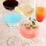 彩り豊かなこだわりのカクテルやワイン◆お好みに合わせた一杯を、落ち着いた空間でご堪能ください！