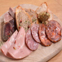 お肉のおつまみ盛り合せ