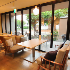 座り心地抜群のソファ席。ゆったりと癒しのひとときをお過ごしください。