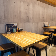 家族や友人と楽しめるテーブル席を完備しております！