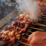 素材にこだわり、炭火で焼き上げる串。「焼鳥」「やきとん」はラインナップ豊富★ご注文は1本～可能!