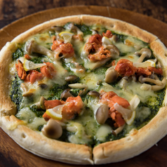 鮭とキノコのほうれん草ソースピザ