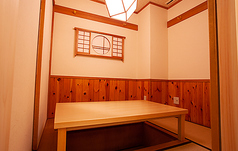 【個室】プライベートな空間でゆっくりおくつろぎ頂けます。贅沢な時間を過ごすにはピッタリのお部屋となっており、当店では個室使用料はいただいておりません。