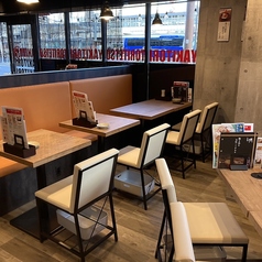 二名席から１０名迄の連結できるテーブル席も