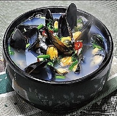 山盛りムール貝のスープ