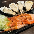 ■かいりに来たらまずこちらその２■生でも美味しいぷりぷり新鮮海老をなんと2人前で1kgでご提供！8種類の出汁から２種選べるので飽きずにペロリ♪当店の人気料理も1品ずつお選びいただける、海老好き牡蠣好きには絶対味わってほしいコースです！
