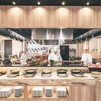 大きな窓を備えた明るい雰囲気の店内