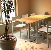 《洗練された空間》温かみがありゆったりと寛げる店内