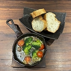 鶏ホルモンのアヒージョとバケット