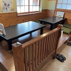 靴を脱いで足を伸ばせる小上がり席は、まるでお家にいるような感覚でゆったりとお寛ぎいただけます。ご家族での団らんはもちろん、会社宴会などの集まりにも最適で、長時間の飲み会でもリラックスして過ごせるのが魅力です◎和やかな空気感の中で、美味しい料理を囲みながら親睦を深める素敵な時間をお楽しみください。