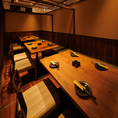 ［11～14名様］仲間同士で気軽に集まれる扉付き個室。奥行きのある配置で、グループでも使いやすい空間。会社帰りの飲み会や友人との集まりに最適で、旨い料理とお酒を愉しめる雰囲気が整っています。