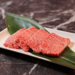 美味しいお肉をお届けするため、環境・飼料にこだわりあり。濃いめの味わいのある肉に仕上がります。