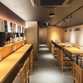 【カウンター席】ご友人とのサシ飲みやカップルのデートにぜひご利用ください。隣り合って座れて距離が近いので、親密度がグッと上がる◎お一人様でのご来店も安心です☆