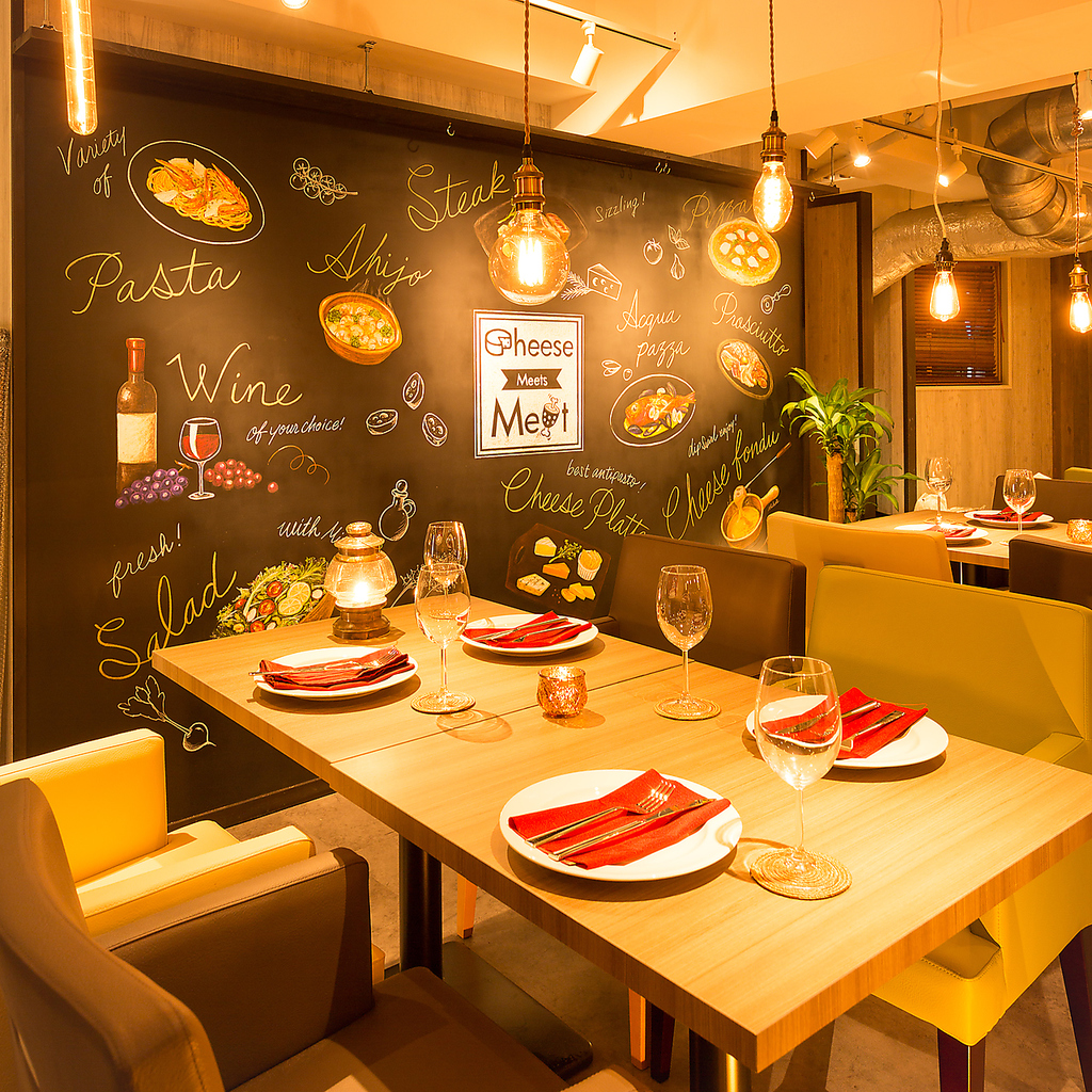 オレンジの照明で心も落ち着く空間が広がります。個室やソファー席も大人気！