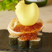 え？！ひよこが乗ってる！見た目からもインパクトがある名付けてピヨピヨ将軍。テンション上がること間違いなしのビジュアルは圧巻。ひよこを押すと中から卵黄が！巻き寿司の上にいくら、エビ、カニ、卵黄のマリアージュ。。エンターテイメント性の高い渾身の一品！