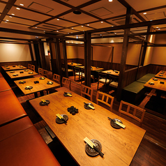 ［70名様］大人数でも一体感のあるレイアウトで、宴会やパーティーを盛り上げます。用途に合わせて柔軟に愉しめ、会社宴会や歓送迎会など周りを気にせず過ごせるのは、まさに貸切ならではの特権です。