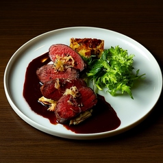 鹿赤身肉のロースト 赤ワインと胡椒のソース