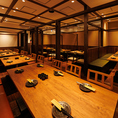 ［19～32名様］大人数の宴会にぴったりの開放的空間。温もりを感じる落ち着いた雰囲気ながら、宴会を盛り上げる開放感もしっかり。テーブルを囲んで賑やかに愉しめるので、会社宴会、歓送迎会に最適です。